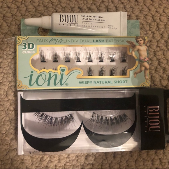 Lot of makeup - Picture 2 of 4